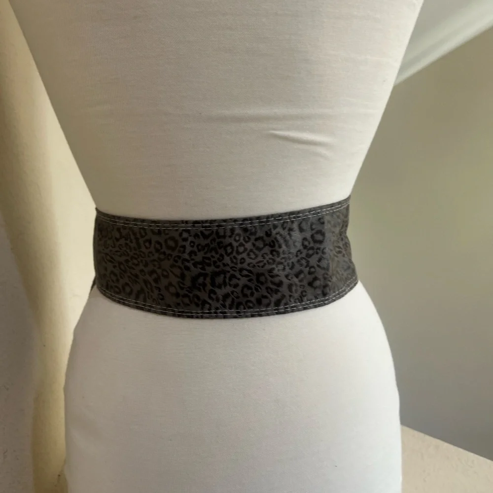 Unbranded Women’s‎ Y2K Gray Black Animal Print Soft Leather Waist Belt Medium